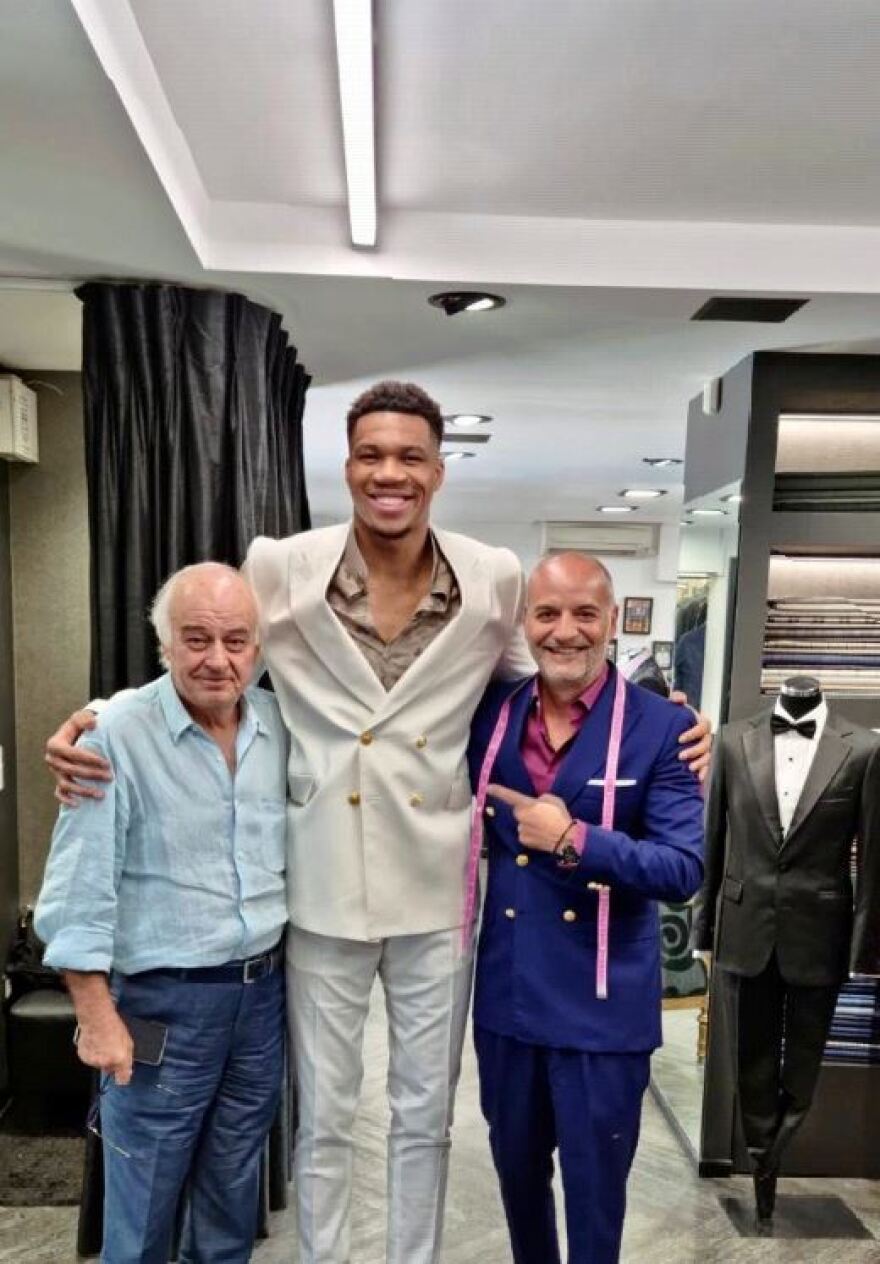 Γιάννης Αντετοκούνμπο: Με την Αθηνά Παλλάδα στην καρδιά του και κοστούμι δια χειρός Παπαδόγαμβρου στη φωτογράφηση για το GQ