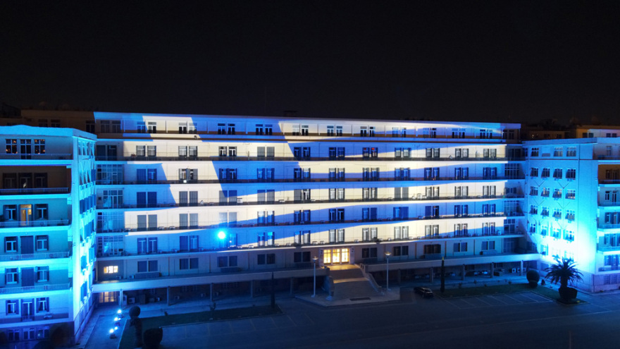 Ημέρα των Ενόπλων Δυνάμεων: Στα γαλανόλευκα το κεντρικό κτίριο του Στρατοπέδου «Παπάγου» - Δείτε βίντεο