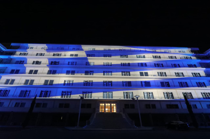 Ημέρα των Ενόπλων Δυνάμεων: Στα γαλανόλευκα το κεντρικό κτίριο του Στρατοπέδου «Παπάγου» - Δείτε βίντεο