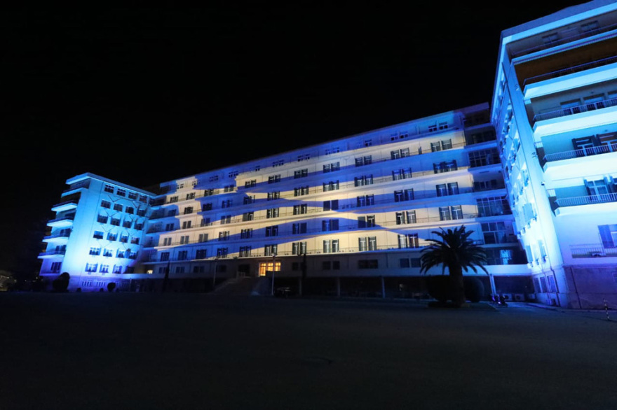 Ημέρα των Ενόπλων Δυνάμεων: Στα γαλανόλευκα το κεντρικό κτίριο του Στρατοπέδου «Παπάγου» - Δείτε βίντεο