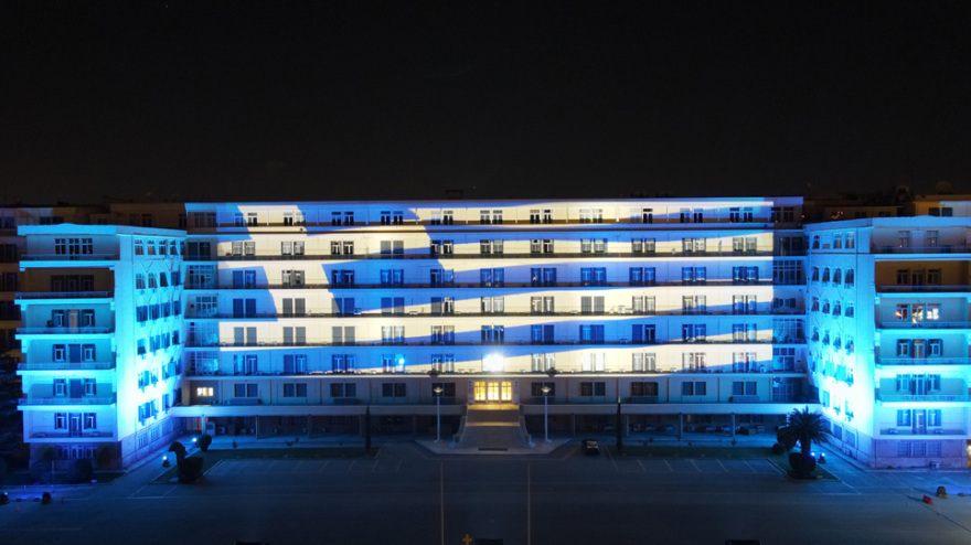 Ημέρα των Ενόπλων Δυνάμεων: Στα γαλανόλευκα το κεντρικό κτίριο του Στρατοπέδου «Παπάγου» - Δείτε βίντεο