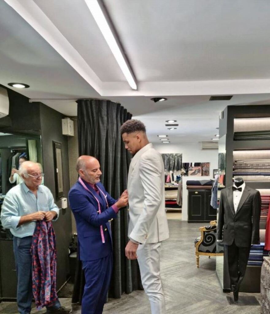 Γιάννης Αντετοκούνμπο: Με την Αθηνά Παλλάδα στην καρδιά του και κοστούμι δια χειρός Παπαδόγαμβρου στη φωτογράφηση για το GQ