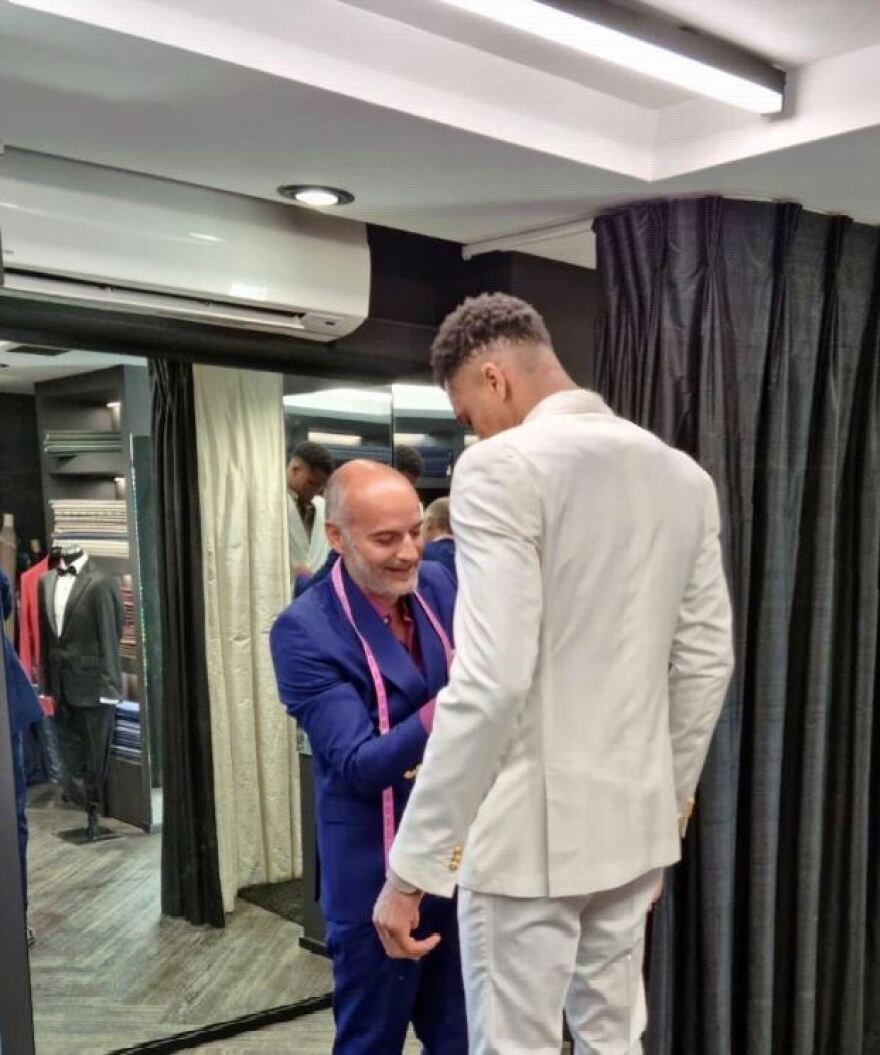 Γιάννης Αντετοκούνμπο: Με την Αθηνά Παλλάδα στην καρδιά του και κοστούμι δια χειρός Παπαδόγαμβρου στη φωτογράφηση για το GQ