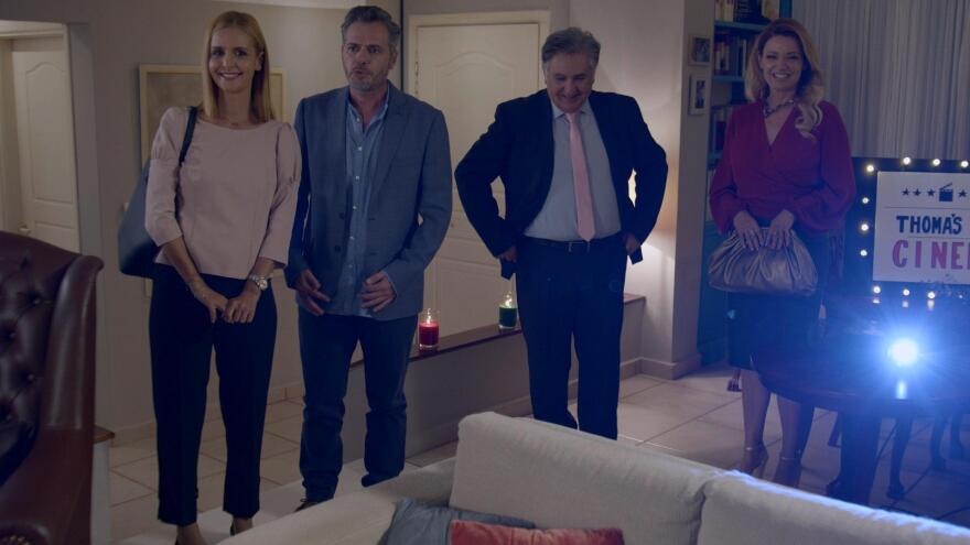 «Άσε μας ρε μαμά»: Στο αποψινό επεισόδιο της σειράς ο Θωμάς κάνει το σπίτι του σινεμά για τα μάτια της Ρωξάνης