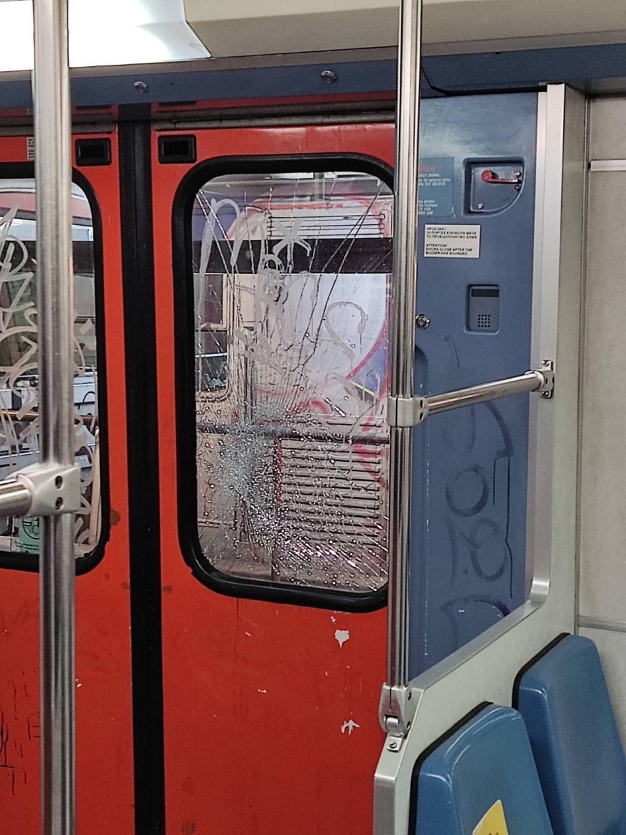 ΣΤΑΣΥ: Καταγγέλλει βανδαλισμούς σε έξι συρμούς του ΗΣΑΠ μετά το ΑΕΚ-Ολυμπιακός