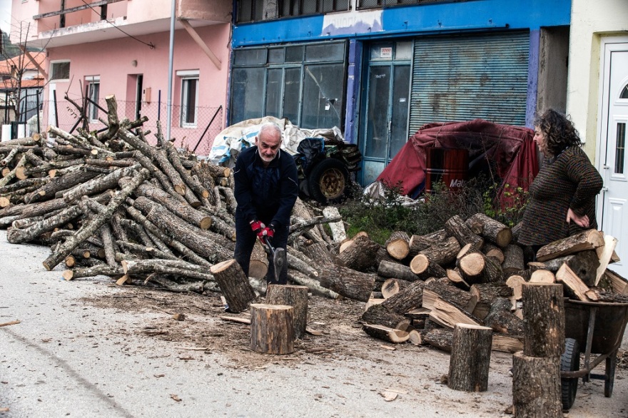 Νευροκόπι: Ένας τυφλός κόβει ξύλα και προετοιμάζεται για τον κρύο χειμώνα
