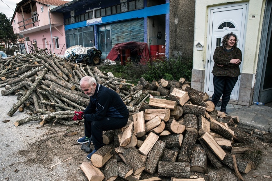 Νευροκόπι: Ένας τυφλός κόβει ξύλα και προετοιμάζεται για τον κρύο χειμώνα