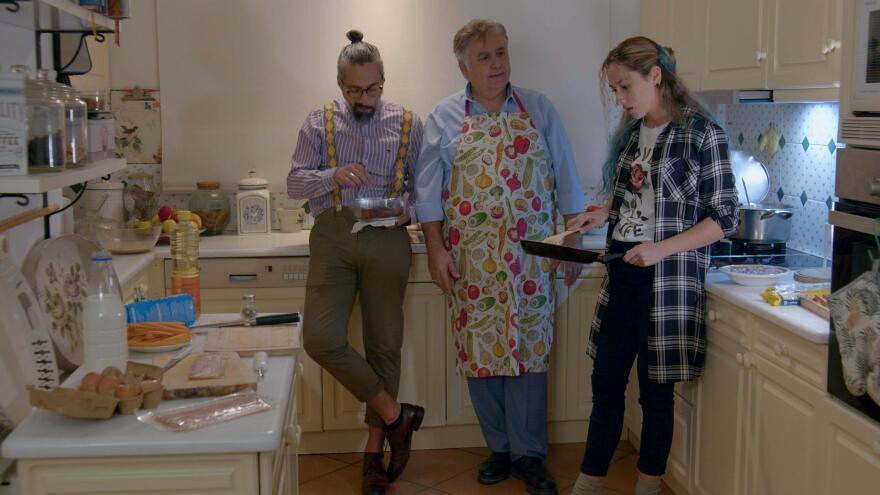 Στη σειρά «Άσε μας ρε μαμά» ο Θωμάς ετοιμάζει ένα ρομαντικό δείπνο στη Ρωξάνη και της ανοίγει την καρδιά του