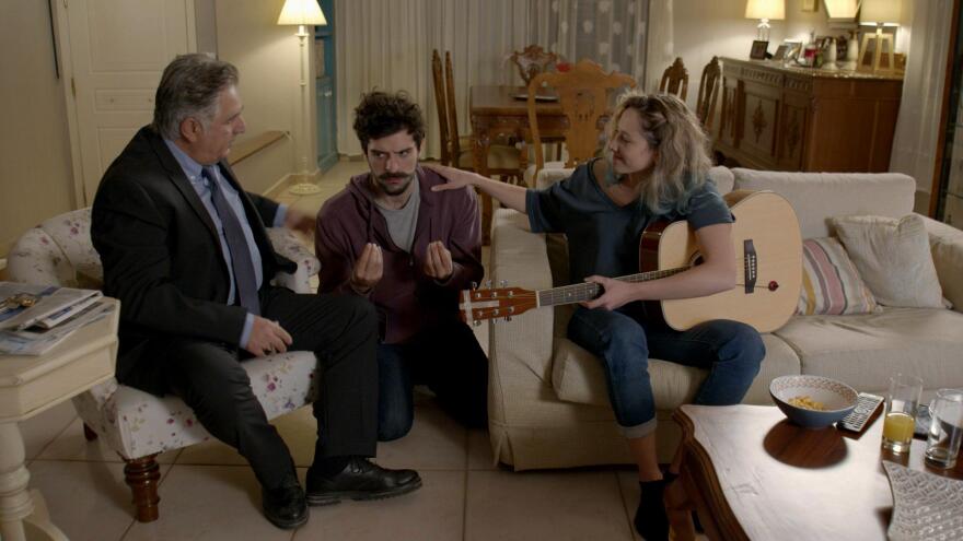 Στη σειρά «Άσε μας ρε μαμά» ο Θωμάς ετοιμάζει ένα ρομαντικό δείπνο στη Ρωξάνη και της ανοίγει την καρδιά του