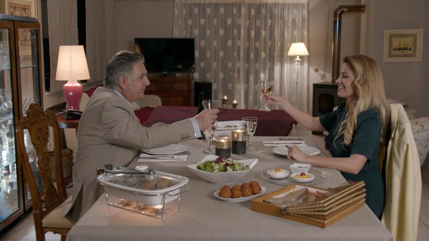 Στη σειρά «Άσε μας ρε μαμά» ο Θωμάς ετοιμάζει ένα ρομαντικό δείπνο στη Ρωξάνη και της ανοίγει την καρδιά του