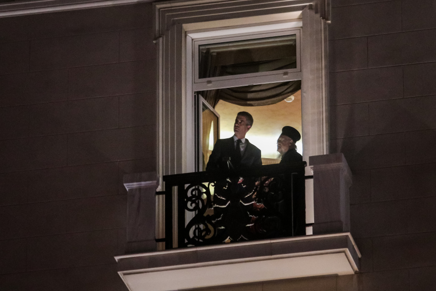 Φωταγωγήθηκε το χριστουγεννιάτικο δέντρο στο Σύνταγμα