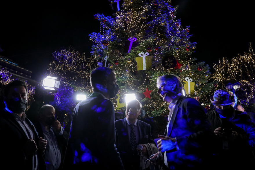 Φωταγωγήθηκε το χριστουγεννιάτικο δέντρο στο Σύνταγμα