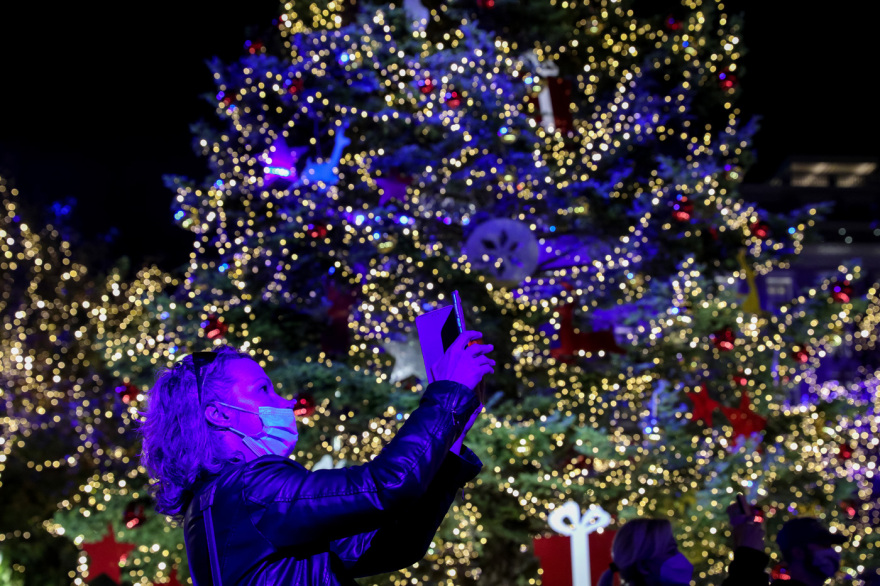 Φωταγωγήθηκε το χριστουγεννιάτικο δέντρο στο Σύνταγμα
