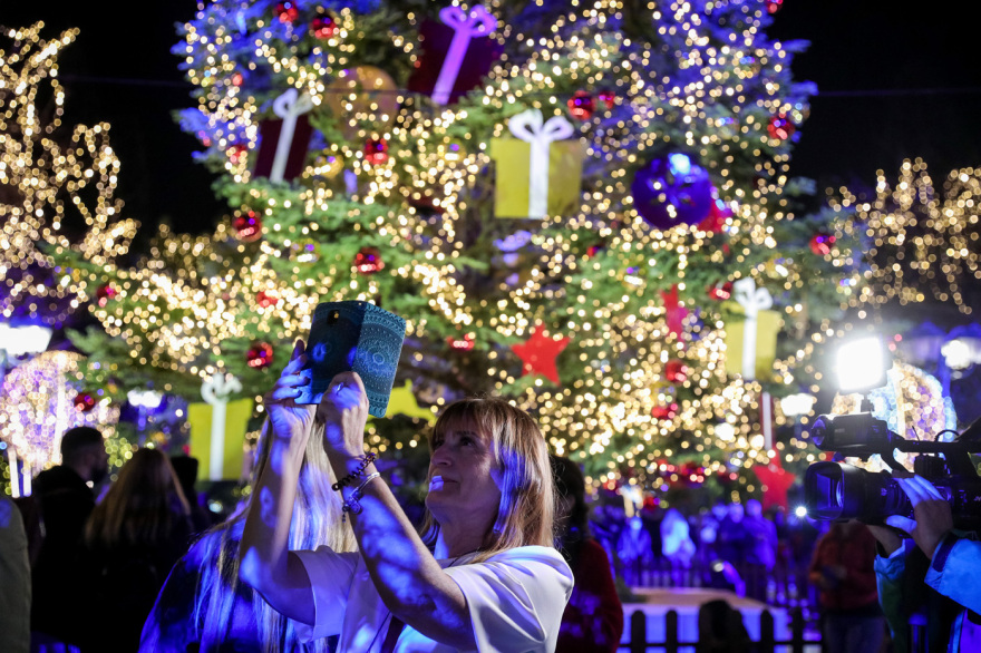 Φωταγωγήθηκε το χριστουγεννιάτικο δέντρο στο Σύνταγμα