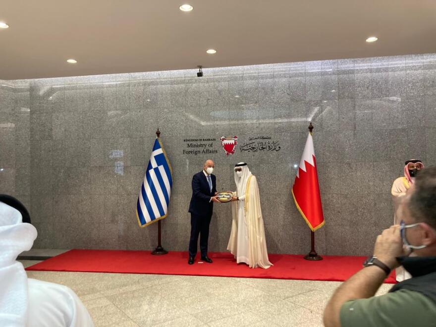 Δένδιας: Συναντήθηκε με κυβερνητικούς αξιωματούχους στο Μπαχρέιν