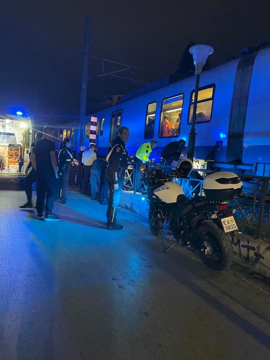 Προσοχή, σκληρές εικόνες: Τρένο παρέσυρε γυναίκα στην Κωνσταντινουπόλεως