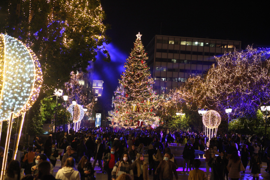 Φωταγωγήθηκε το χριστουγεννιάτικο δέντρο στο Σύνταγμα