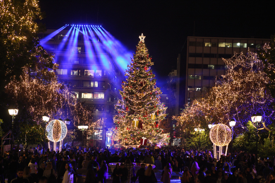 Φωταγωγήθηκε το χριστουγεννιάτικο δέντρο στο Σύνταγμα