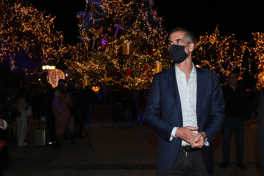 Φωταγωγήθηκε το χριστουγεννιάτικο δέντρο στο Σύνταγμα