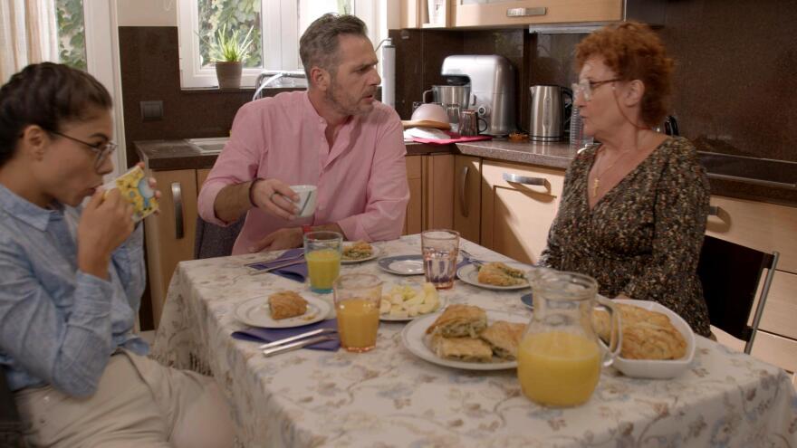 «Άσε μας ρε μαμά»: Όσο ο Θωμάς συνεχίζει να διεκδικεί την Ρωξάνη, τόσο ο θυμός του Δημήτρη μεγαλώνει