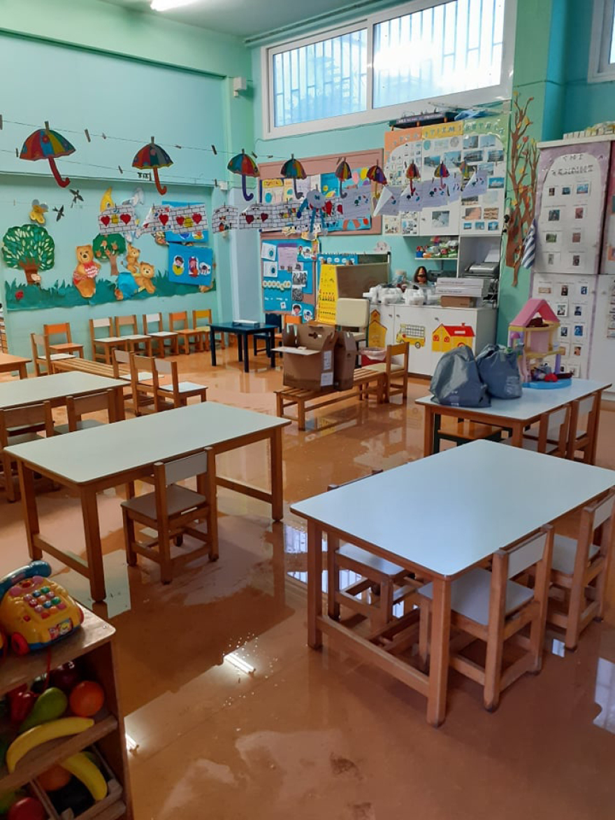 Κακοκαιρία: Aπίστευτες εικόνες από πλημμυρισμένο νηπιαγωγείο στην Καλλιθέα