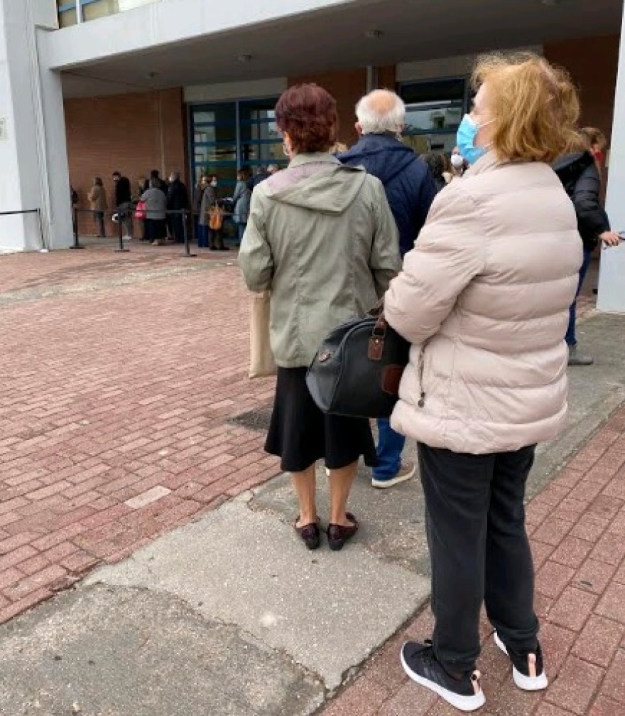 Κορωνοϊός: Ουρές στο εμβολιαστικό κέντρο «Προμηθέας» 