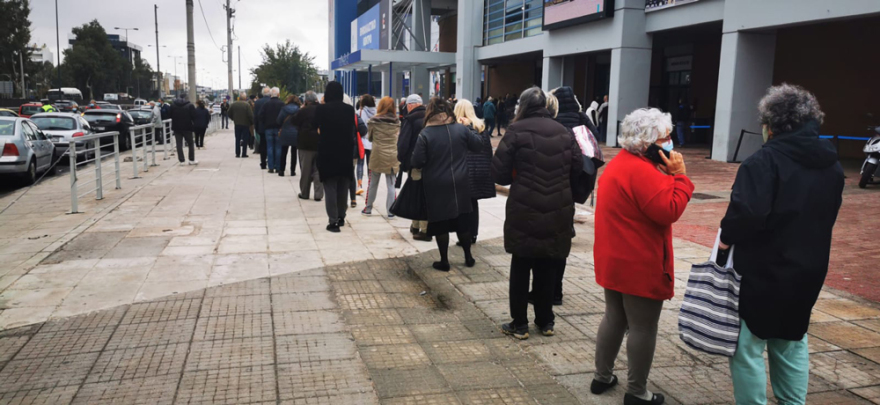 Κορωνοϊός: Ουρές στο εμβολιαστικό κέντρο «Προμηθέας» 