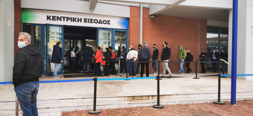 Κορωνοϊός: Ουρές στο εμβολιαστικό κέντρο «Προμηθέας» 