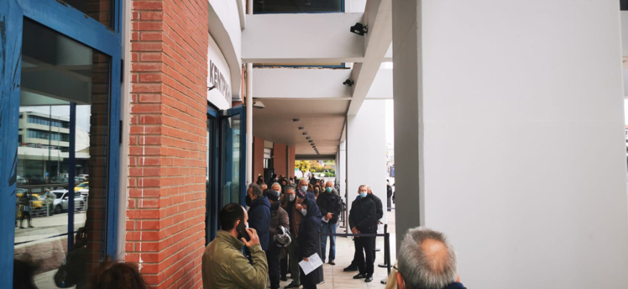 Κορωνοϊός: Ουρές στο εμβολιαστικό κέντρο «Προμηθέας» 