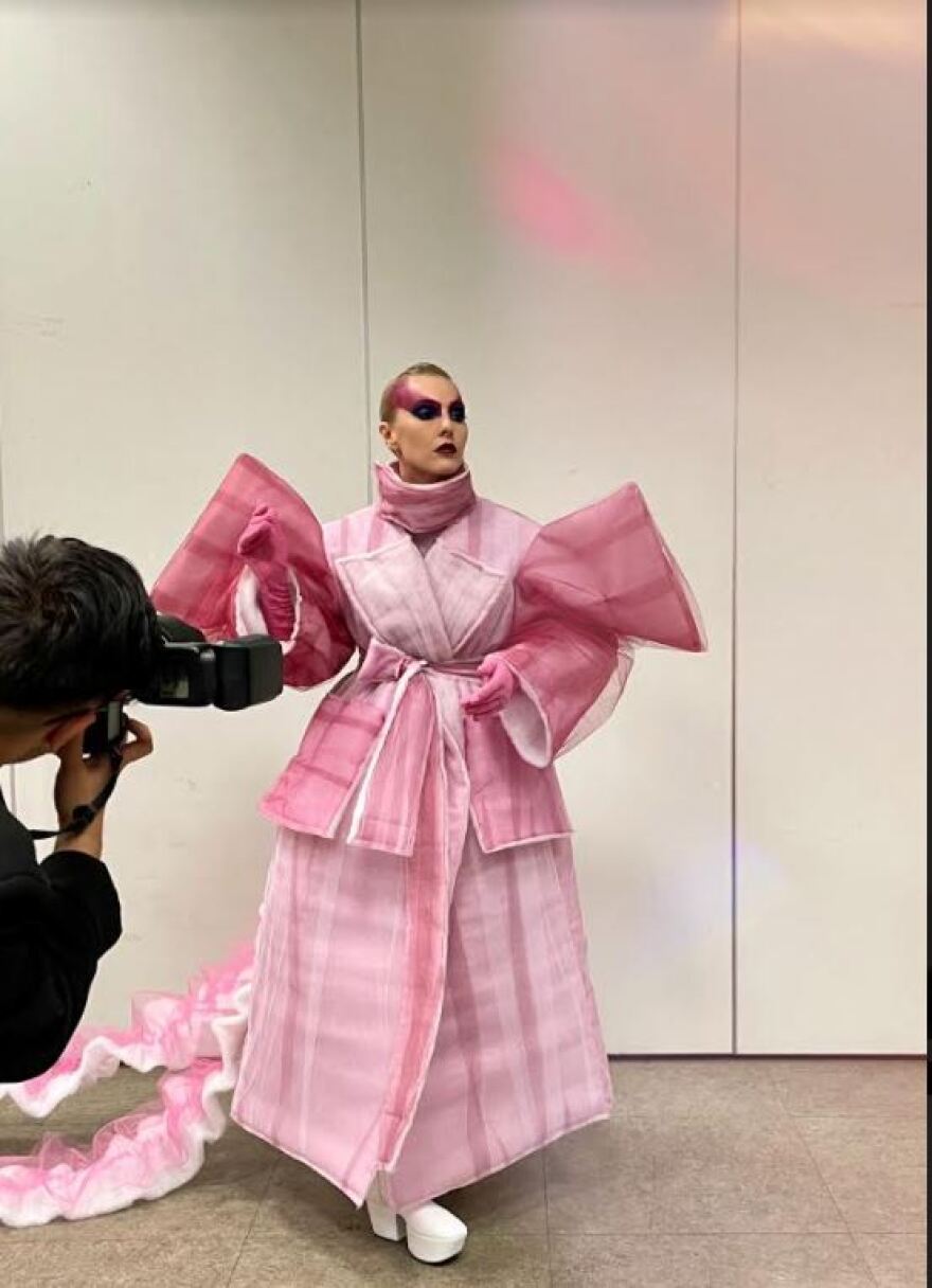 Εντυπωσιακές παρουσίες στο Madwalk 2021, δείτε backstage φωτογραφίες