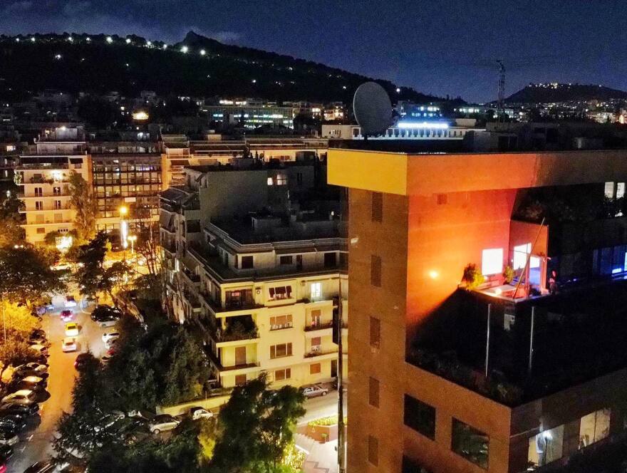 Κτίρια φωτίζονται #Πορτοκαλί για την εξάλειψη της βίας κατά των γυναικών