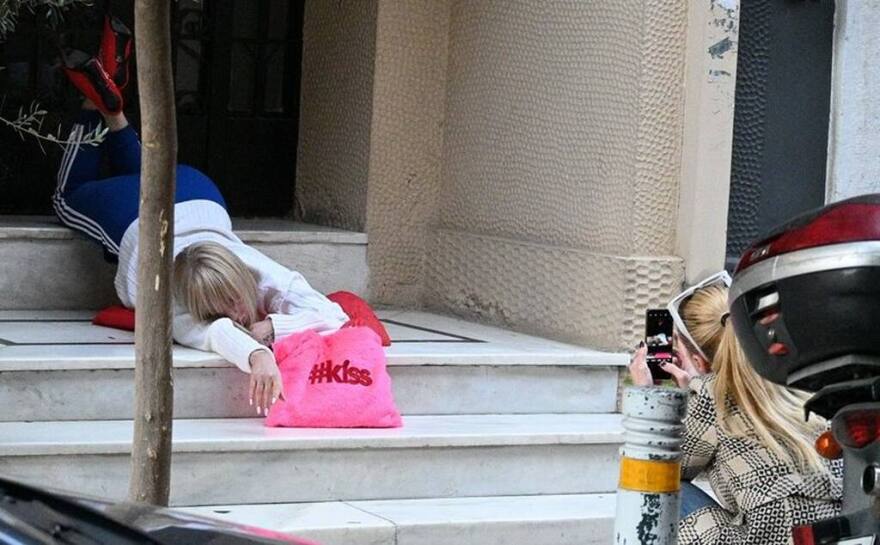 Η Νατάσα Καλογρίδη «σέρνεται»... στην είσοδο πολυκατοικίας στο Κολωνάκι φορώντας 12ποντες γόβες 