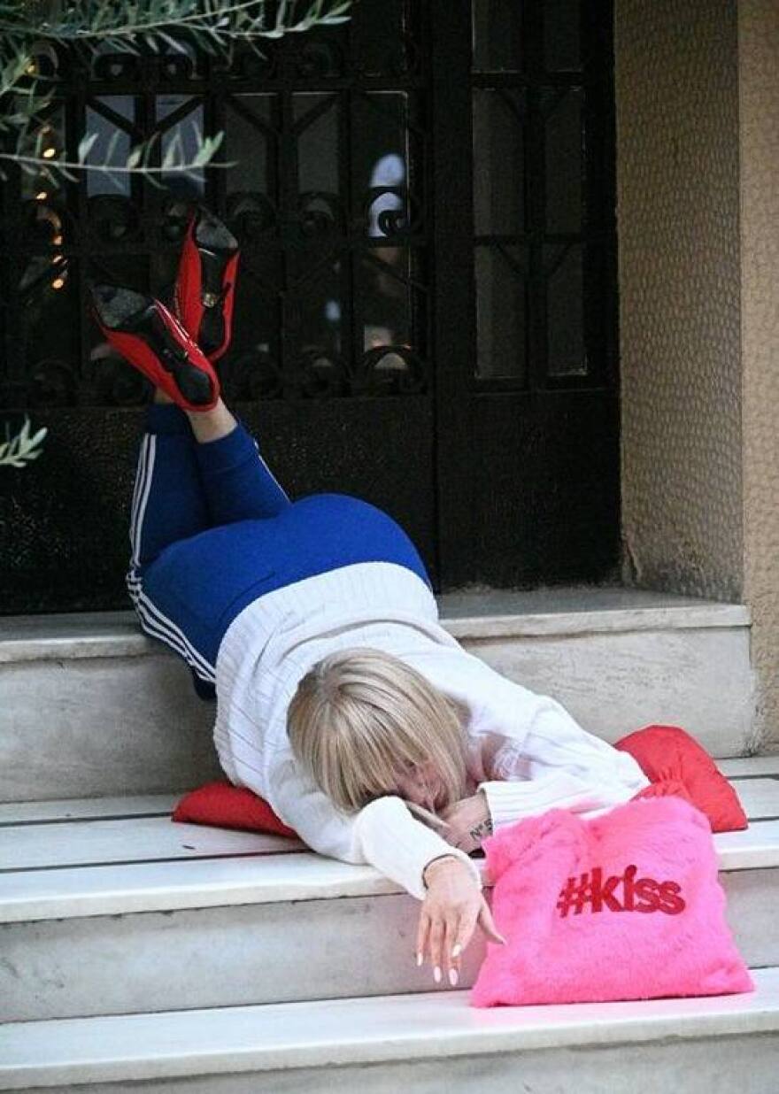 Η Νατάσα Καλογρίδη «σέρνεται»... στην είσοδο πολυκατοικίας στο Κολωνάκι φορώντας 12ποντες γόβες 