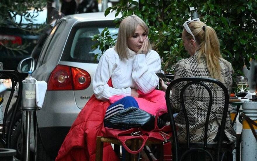 Η Νατάσα Καλογρίδη «σέρνεται»... στην είσοδο πολυκατοικίας στο Κολωνάκι φορώντας 12ποντες γόβες 