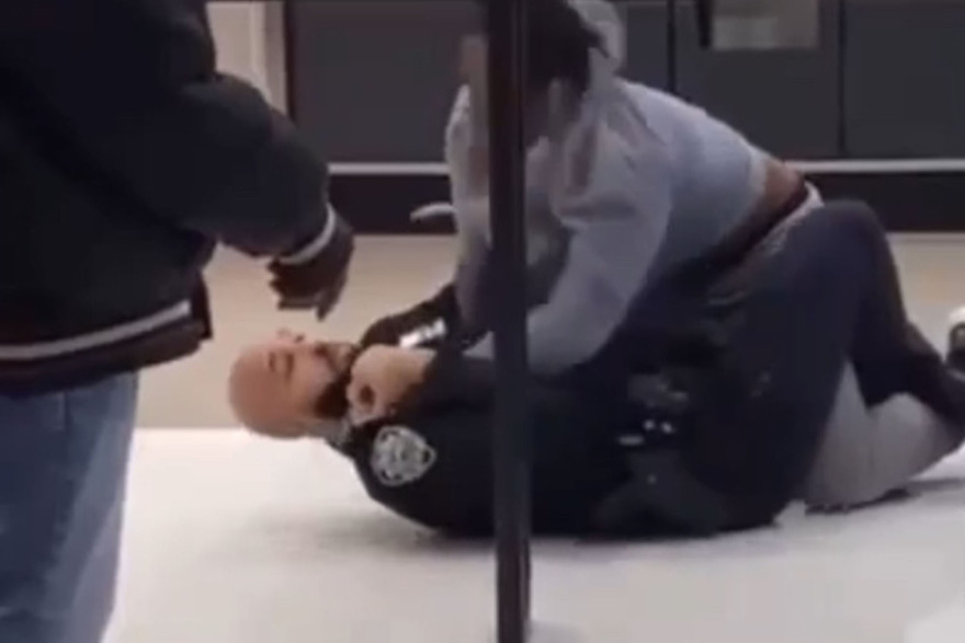 Αστυνομικός δέχεται επίθεση μέσα σε σούπερ-μάρκετ στο Μπρούκλιν στην προσπάθεια του να απομακρύνει ταραξία - Δείτε βίντεο