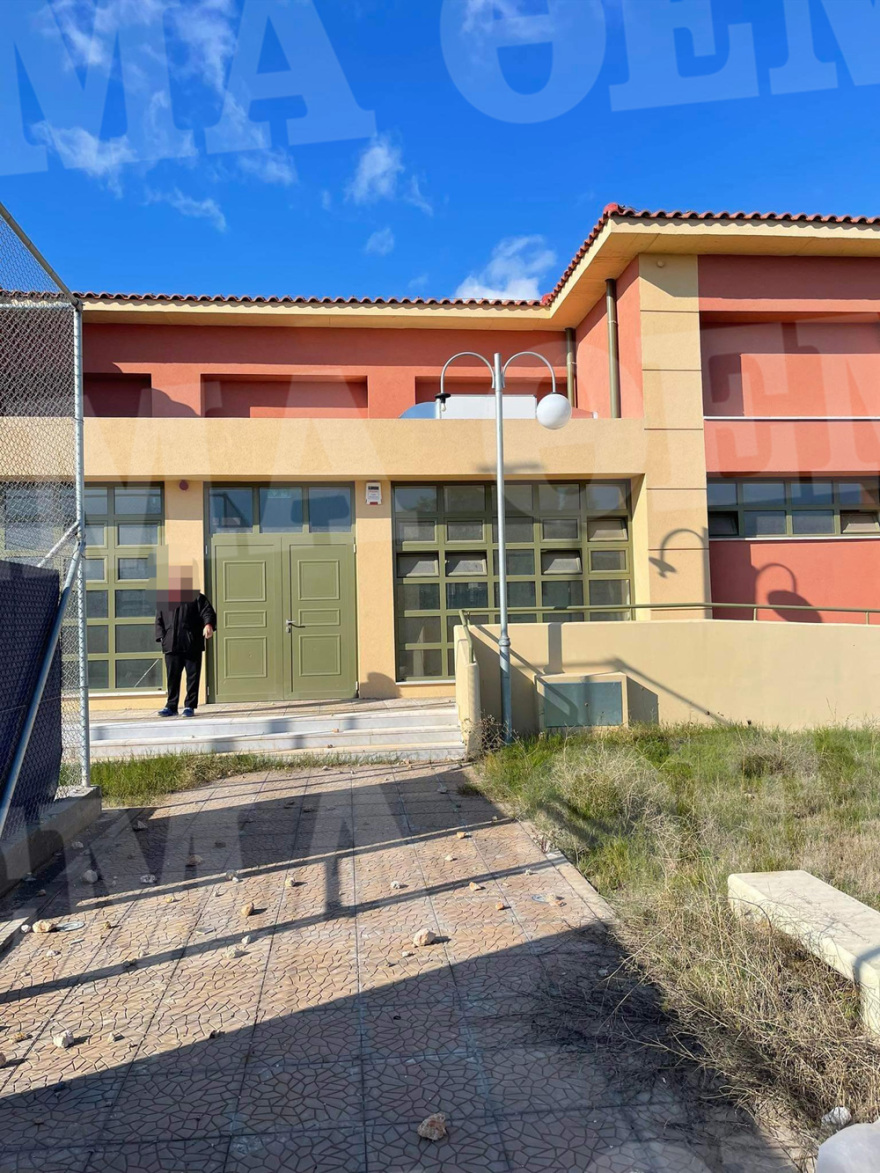 Άγρια επίθεση Ρομά με πέτρες σε σχολείο ΑΜΕΑ – Δείτε φωτογραφίες