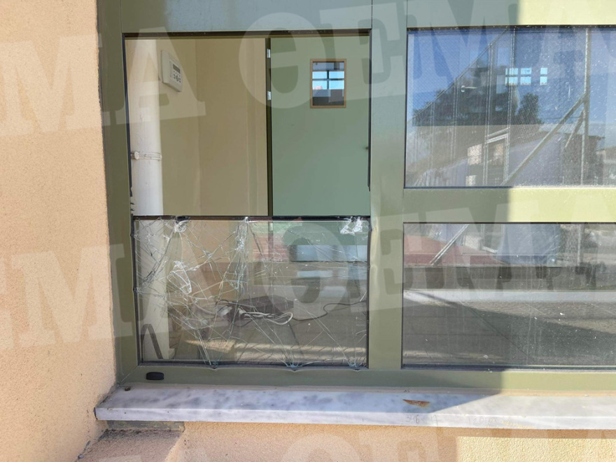 Άγρια επίθεση Ρομά με πέτρες σε σχολείο ΑΜΕΑ – Δείτε φωτογραφίες