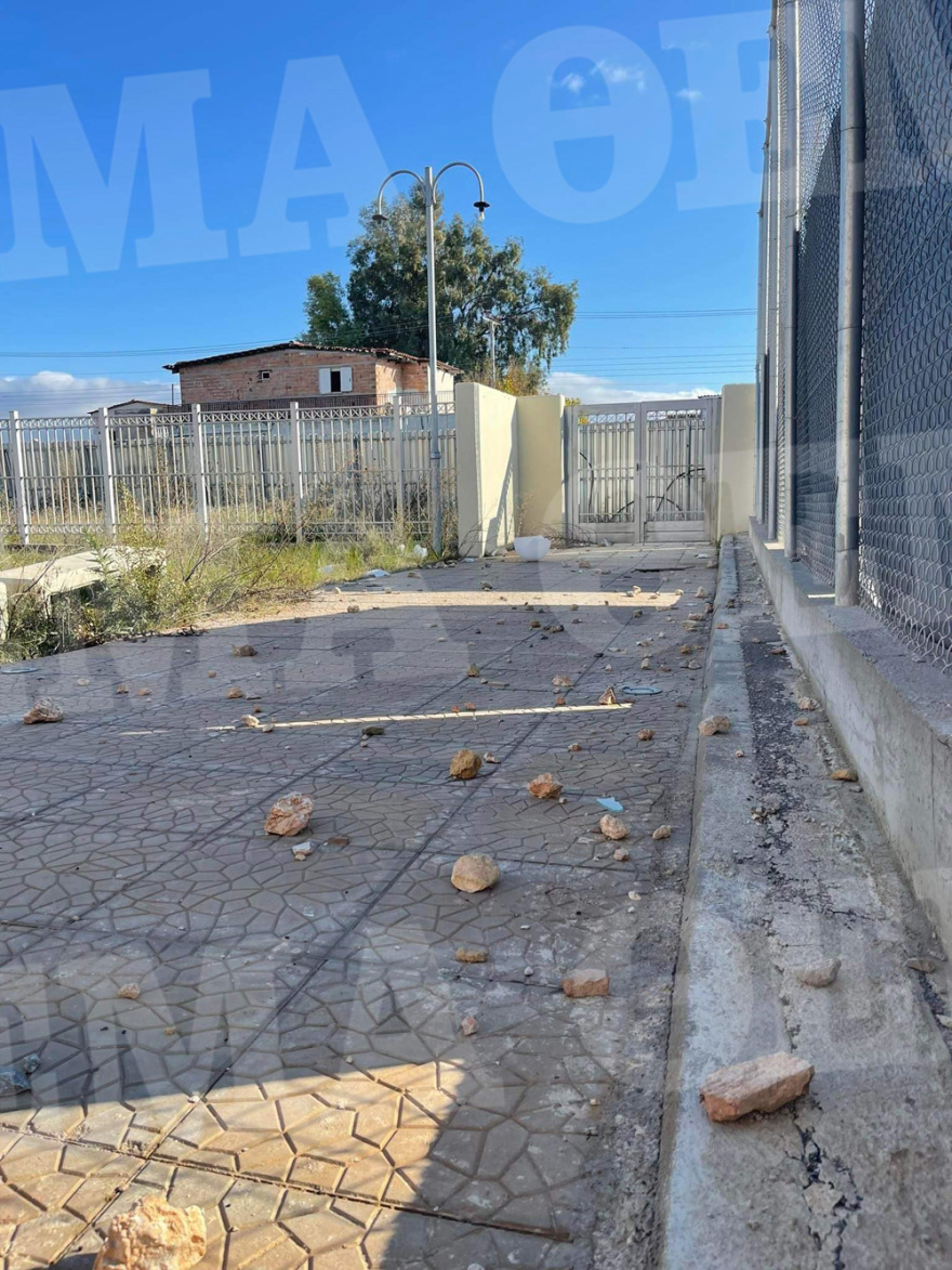 Άγρια επίθεση Ρομά με πέτρες σε σχολείο ΑΜΕΑ – Δείτε φωτογραφίες