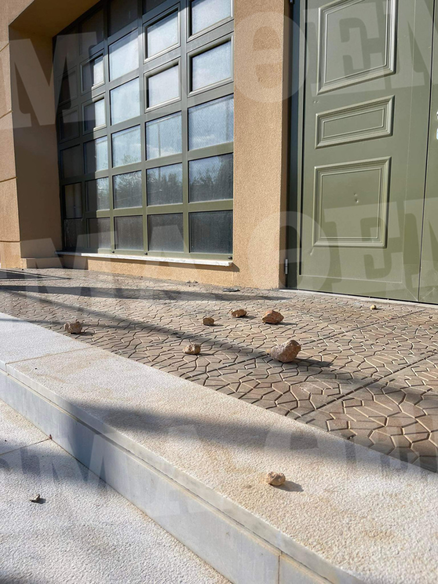 Άγρια επίθεση Ρομά με πέτρες σε σχολείο ΑΜΕΑ – Δείτε φωτογραφίες