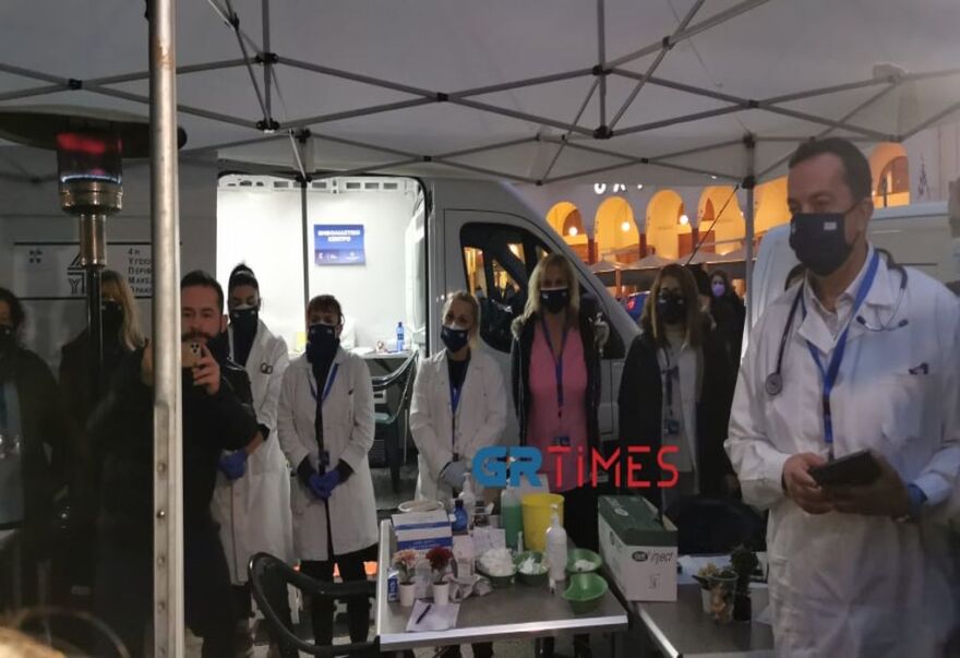 Θεσσαλονίκη: Στην κινητή μονάδα εμβολιασμού η Σακελλαροπούλου