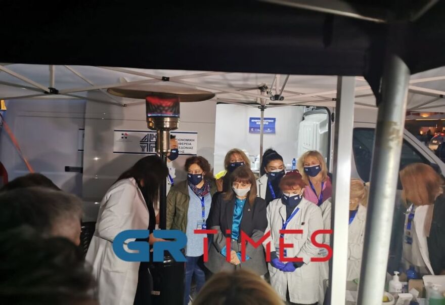 Θεσσαλονίκη: Στην κινητή μονάδα εμβολιασμού η Σακελλαροπούλου