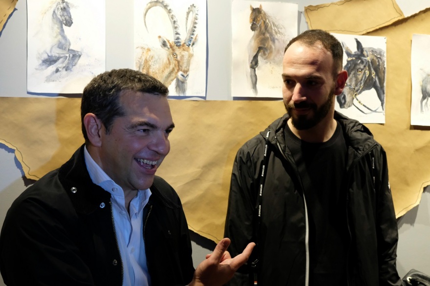 Τσίπρας: Τα είπε με νέους σε μπάρ στη Λάρισα