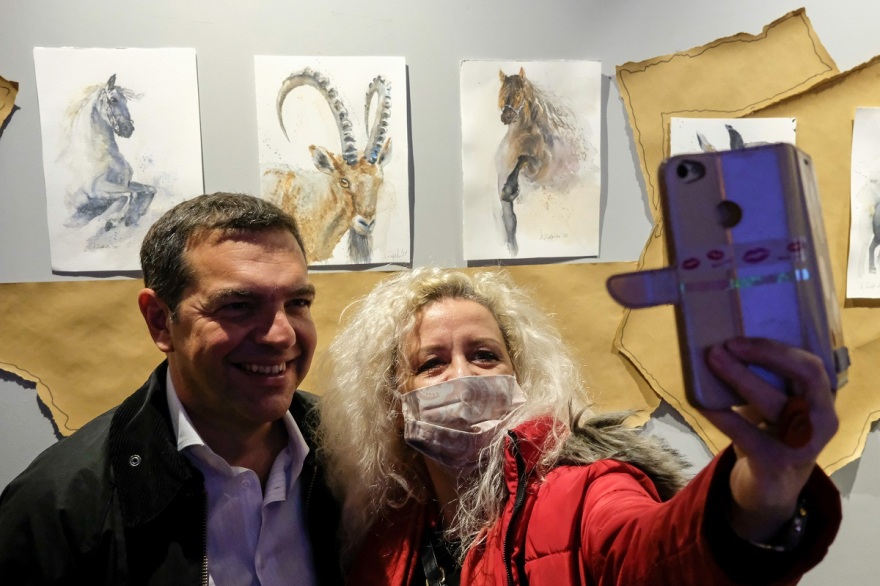 Τσίπρας: Τα είπε με νέους σε μπάρ στη Λάρισα