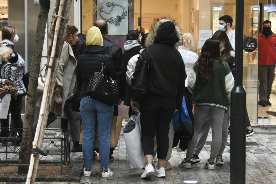 Black Friday: Ουρές λόγω κορωνοϊού έξω από τα καταστήματα - Λιγοστός κόσμος λόγω κακοκαιρίας