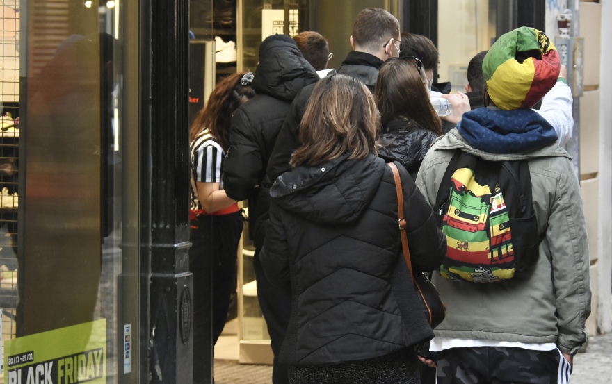 Black Friday: Ουρές λόγω κορωνοϊού έξω από τα καταστήματα - Λιγοστός κόσμος λόγω κακοκαιρίας