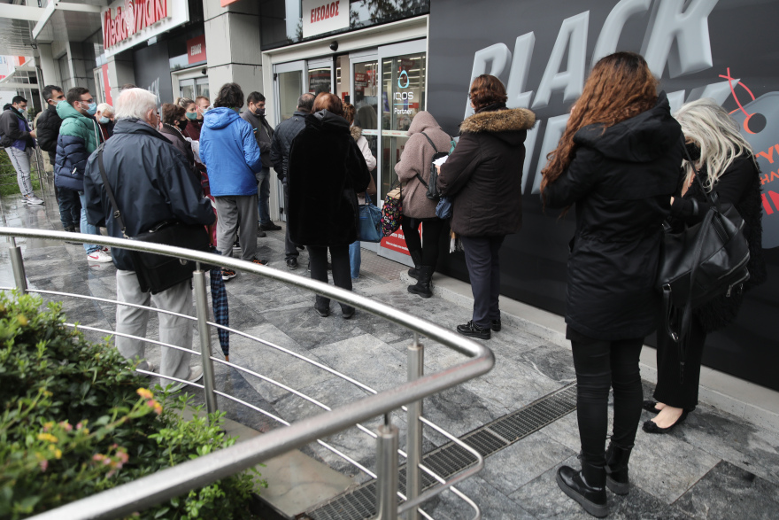 Black Friday: Ουρές λόγω κορωνοϊού έξω από τα καταστήματα - Λιγοστός κόσμος λόγω κακοκαιρίας