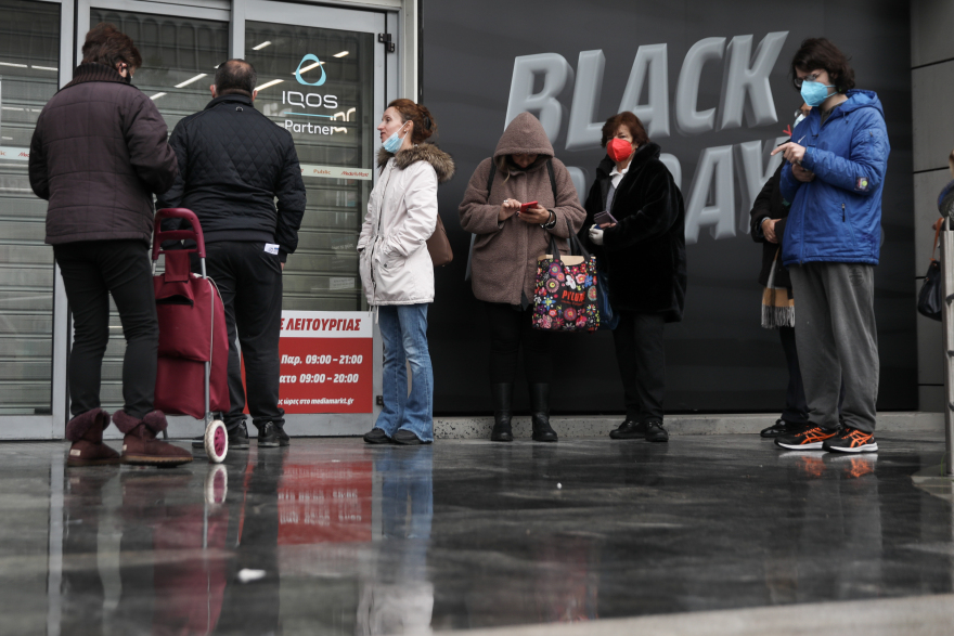 Black Friday: Ουρές λόγω κορωνοϊού έξω από τα καταστήματα - Λιγοστός κόσμος λόγω κακοκαιρίας