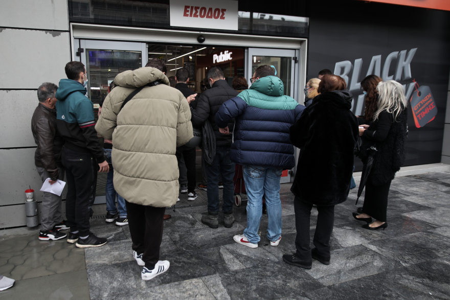 Black Friday: Ουρές λόγω κορωνοϊού έξω από τα καταστήματα - Λιγοστός κόσμος λόγω κακοκαιρίας