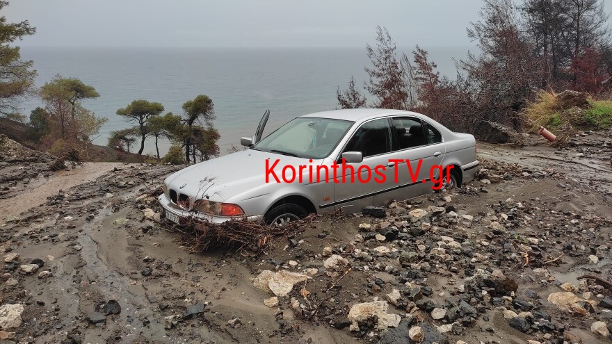 Σχίνος Λουτρακίου: Ορμητικός χείμαρρος έκοψε στα δύο τον δρόμο – Δείτε βίντεο