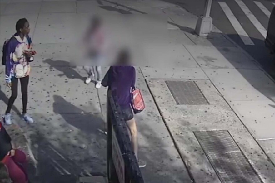 Νέα Υόρκη: Έφηβη έριξε... γροθιά σε γυναίκα που της ζήτησε να φορέσει τη μάσκα της – Δείτε βίντεο